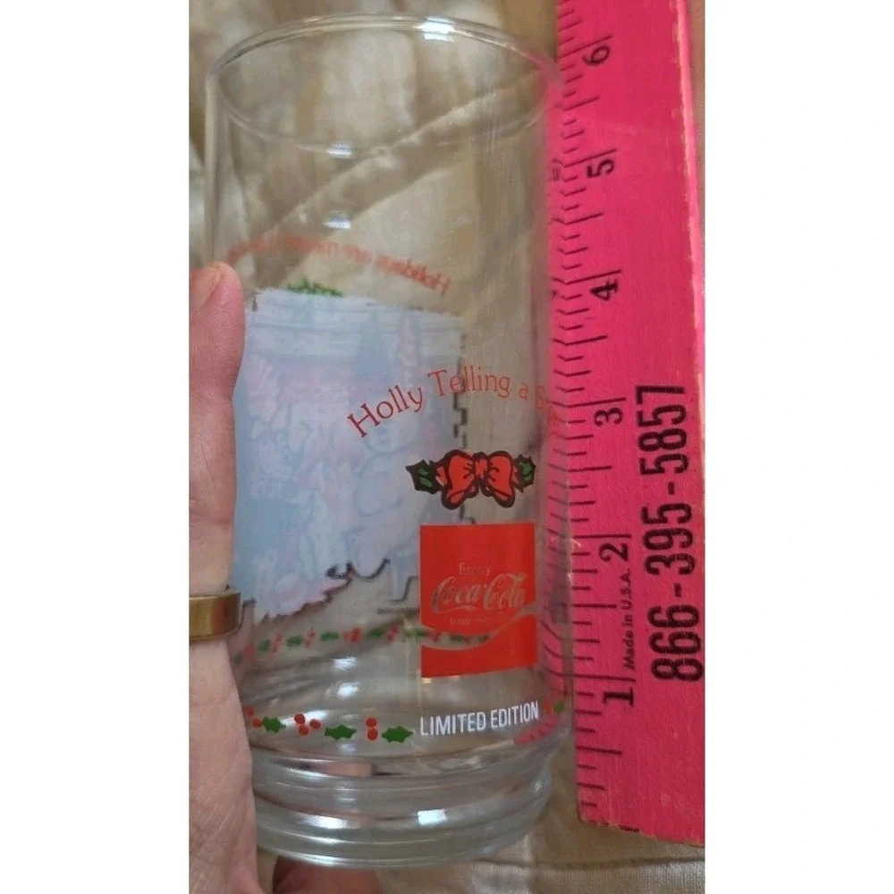 Vintage HOLLY HOBBIE Christmas Glass Coca Cola Holly Telling A Story Bear‎